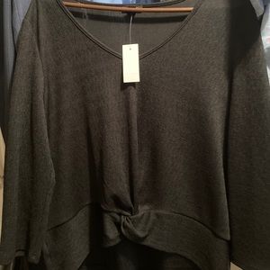Black quarter length sleeve top with knot at belly. To short for my liking